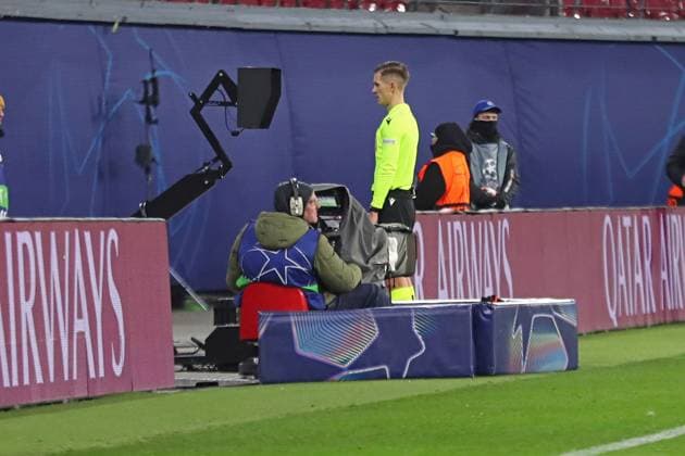 UEFA Champions League RB Leipzig vs Sporting Lisbon, 22 01 25 Referee Manfredas Lukjanciukas Lithuania checks a Leipzig goal for offside VAR, video evidence Football, UEFA Champions League, 2024 2025 season RB Leipzig vs Sporting Lisbon on 22 01 25 at Red Bull Arena, Leipzig Copyright: xBEAUTIFULxSPORTS JanxKaeferx