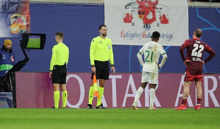 Referee Manfredas Lukjanciukas LIT uses the VAR Video Assist Referee, 2 0 by David Raum is reviewed Sport Football Soccer UEFA Champions League UCL Men 7 Matchday Season 2024 2025 22 01 2025 Rasen Ballsport RB Leipzig RBL vs Sporting Lisbon DFL regulations prohibit any use of photographs as image sequences and or quasi video
