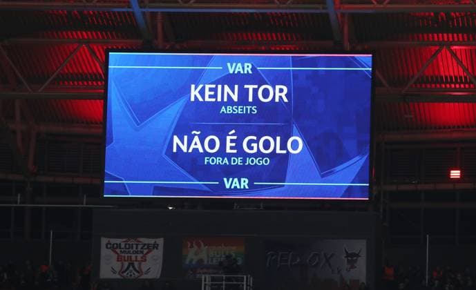 Referee Manfredas Lukjanciukas LIT uses the VAR Video Assist Referee, 2 0 by David Raum is checked no goal Sport Football Soccer UEFA Champions League UCL Men 7 Matchday Season 2024 2025 22 01 2025 Rasen Ballsport RB Leipzig RBL vs Sporting Lisbon DFL regulations prohibit any use of photographs as image sequences and or quasi video