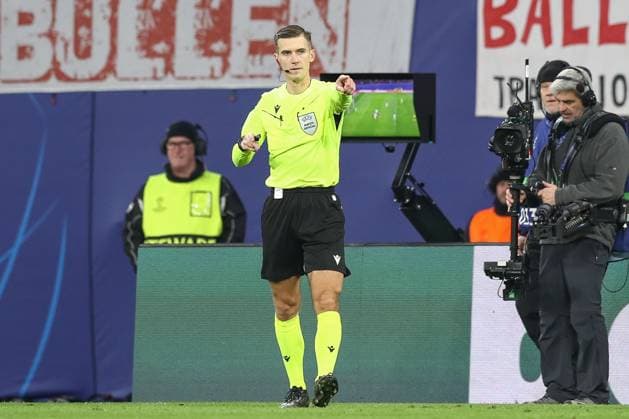 22 01 2025, xtgx, football, UEFA Champions League, RB Leipzig Sporting Lisbon emspor, v l symbol photo, symbol image, symbol, VAR, video evidence, referee, referee Manfredas Lukjanciukas decides on offside DFL DFB REGULATIONS PROHIBIT ANY USE OF PHOTOGRAPHS as IMAGE SEQUENCES and or QUASI VIDEO Leipzig