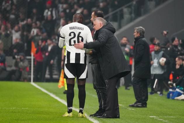 Coach Ole Gunnar Solskjaer of Besiktas talking with Arthur Masuaku during the UEFA Europa League 2024 25 League Phase MD7 match between Besiktas JK and Athletic Club at Tupras Stadium on January 22, 2025 in Istanbul, Turkey. Istanbul Turkey Copyright: xSeskimphotox Besiktas-ABilbao_220125 (78)
