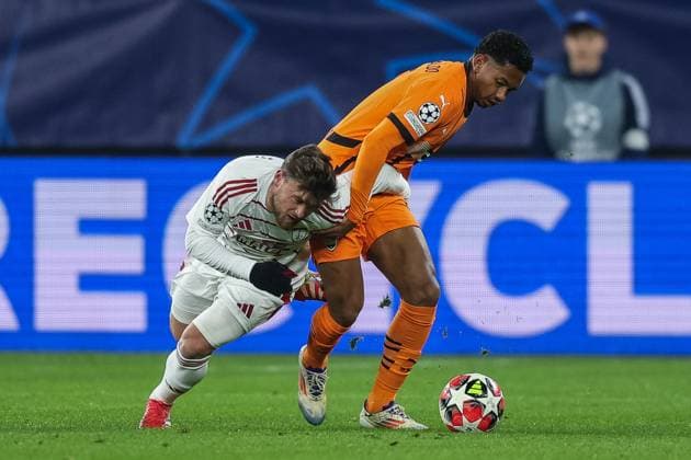 Soccer UEFA Champions League matchday 7 Shakhtar Donetsk Stade Brest on 22 01 2025 at the Arena AufSchalke in Gelsenkirchen Mathias Pereira Lage Brest , left Kevin Donetsk , right xJRx