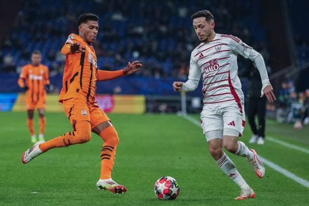 Soccer UEFA Champions League matchday 7 Shakhtar Donetsk Stade Brest on 22 01 2025 at Arena AufSchalke in Gelsenkirchen Vincius Tobias Donetsk , left Mathias Pereira Lage Brest , right xJRx