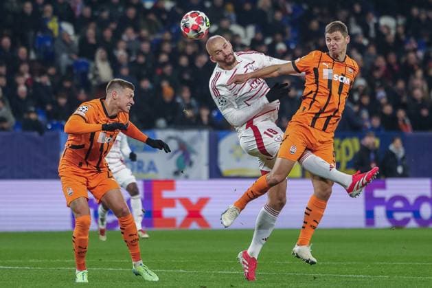 Soccer UEFA Champions League matchday 7 Shakhtar Donetsk Stade Brest on 22 01 2025 at Arena AufSchalke in Gelsenkirchen Mykola Matviyenko Donetsk , left Ludovic Ajorque Brest , center Valeriy Bondar Donetsk , right xJRx