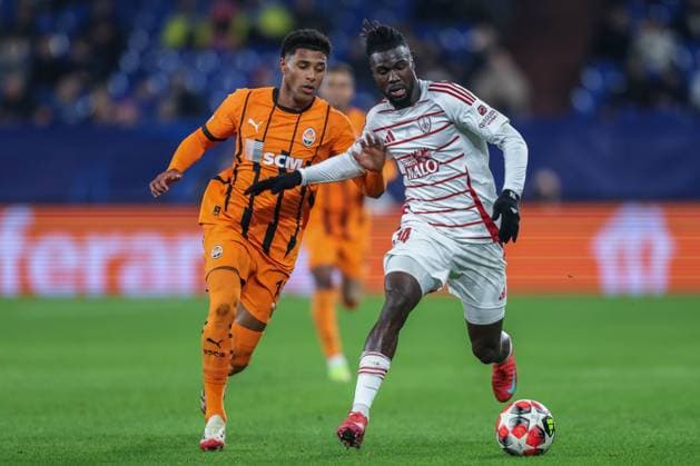 Soccer UEFA Champions League matchday 7 Shakhtar Donetsk Stade Brest on 22 01 2025 at Arena AufSchalke in Gelsenkirchen Vincius Tobias Donetsk , left Mama Balde Brest , right xJRx