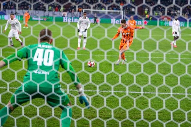 22 01 2025, Football, UEFA Champions League, Shakhtar Donetsk Stade Brestois 29, Arena AufSchalke Gelsenkirchen, Matchday 7 Season 2024 2025 Goalscorer Georgiy Sudakov Shakhtar Donetsk 10 converts the penalty against goalkeeper Marco Bizot Stade Brest 40 to 2 0 North Rhine-Westphalia Germany