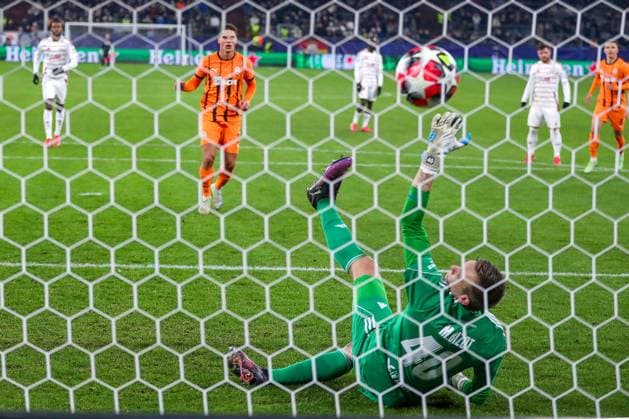 22 01 2025, Football, UEFA Champions League, Shakhtar Donetsk Stade Brestois 29, Arena AufSchalke Gelsenkirchen, Matchday 7 Season 2024 2025 Goalscorer Georgiy Sudakov Shakhtar Donetsk 10 converts the penalty against goalkeeper Marco Bizot Stade Brest 40 to 2 0 North Rhine-Westphalia Germany