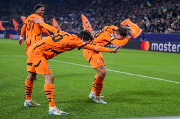 22 01 2025, Football, UEFA Champions League, Shakhtar Donetsk Stade Brestois 29, Arena AufSchalke Gelsenkirchen, Matchday 7 Season 2024 2025 Goalscorer Georgiy Sudakov Shakhtar Donetsk 10 converts the penalty to make it 2-0 and stands celebrating on the pitch together with Irakli Azarovi Shakhtar Donetsk 16 North Rhine-Westphalia Germany