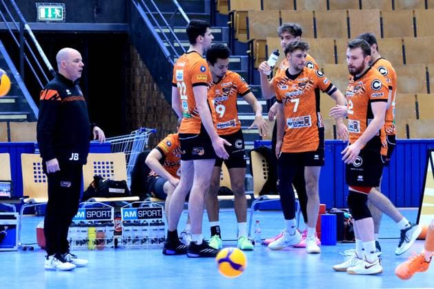 DEU, DVV, 1 VBL, BR Volleys vs VC Olympia Berlin, 22 01 2025, Sportforum, Berlin, DEU, DVV, 1 VBL, BR Volleys vs VC Olympia Berlin, in the picture coach Joel Banks BR Volleys , BR Volleys player circle Photo Juergen Engler nordphoto GmbH nordphotoxGmbHx xEngler nph00076