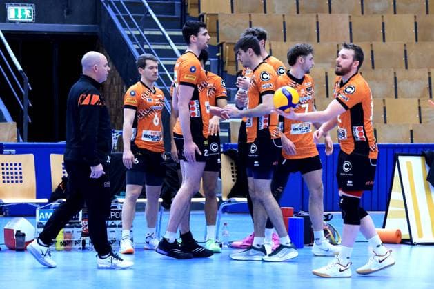 DEU, DVV, 1 VBL, BR Volleys vs VC Olympia Berlin, 22 01 2025, Sportforum, Berlin, DEU, DVV, 1 VBL, BR Volleys vs VC Olympia Berlin, in the picture coach Joel Banks BR Volleys , BR Volleys player circle Photo Juergen Engler nordphoto GmbH nordphotoxGmbHx xEngler nph00076