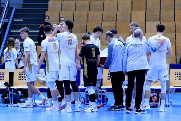 DEU, DVV, 1 VBL, BR Volleys vs VC Olympia Berlin, 22 01 2025, Sportforum, Berlin, DEU, DVV, 1 VBL, BR Volleys vs VC Olympia Berlin, in the picture Olympia Berlin players circle, coach Nestke, Andreas VC Olympia Berlin photo Juergen Engler nordphoto GmbH nordphotoxGmbHx xEngler nph00076