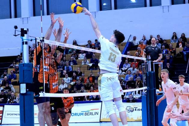 DEU, DVV, 1 VBL, BR Volleys vs VC Olympia Berlin, 22 01 2025, Sportforum, Berlin, DEU, DVV, 1 VBL, BR Volleys vs VC Olympia Berlin, in the picture Daniel Malescha BR Volleys 10 , Neheimjah Mote BR Volleys 5 , Schmiedeke, Kilian VC Olympia Berlin 13 Photo Juergen Engler nordphoto GmbH nordphotoxGmbHx xEngler nph00076