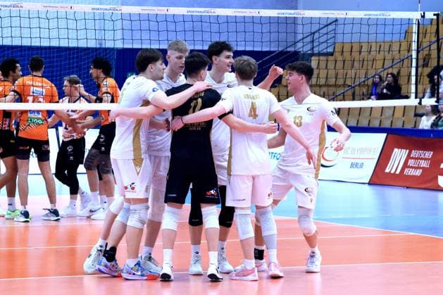 DEU, DVV, 1 VBL, BR Volleys vs VC Olympia Berlin, 22 01 2025, Sportforum, Berlin, DEU, DVV, 1 VBL, BR Volleys vs VC Olympia Berlin, in the picture Olympia Berlin players circle Photo Juergen Engler nordphoto GmbH nordphotoxGmbHx xEngler nph00076