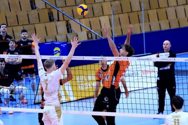 DEU, DVV, 1 VBL, BR Volleys vs VC Olympia Berlin, 22 01 2025, Sportforum, Berlin, DEU, DVV, 1 VBL, BR Volleys vs VC Olympia Berlin, in the picture Matthew Knigge BR Volleys 2 , Kirsch, Benjamin VC Olympia Berlin 7 Photo Juergen Engler nordphoto GmbH nordphotoxGmbHx xEngler nph00076