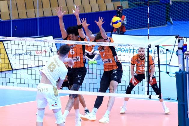 DEU, DVV, 1 VBL, BR Volleys vs VC Olympia Berlin, 22 01 2025, Sportforum, Berlin, DEU, DVV, 1 VBL, BR Volleys vs VC Olympia Berlin, in the picture Neheimjah Mote BR Volleys 5 , Simon Plaskie BR Volleys 7 , Schmiedeke, Kilian VC Olympia Berlin 13 Photo Juergen Engler nordphoto GmbH nordphotoxGmbHx xEngler nph00076