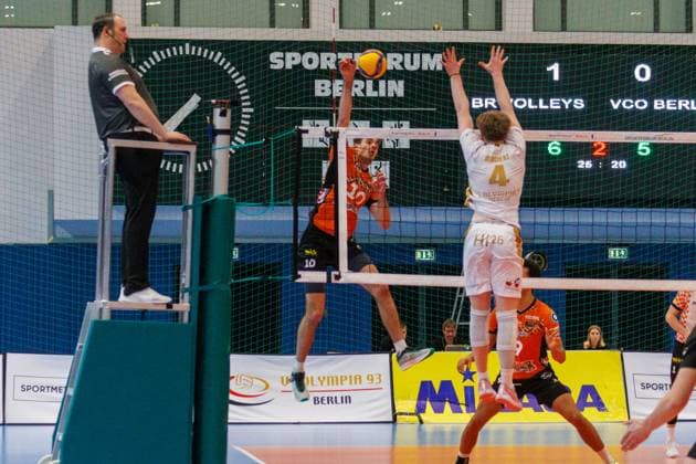 Jan Forna BR Volleys, 12 with the ball at the net, BRVolleys vs VC Olympia Berlin, 1 Bundesliga, 2025 01 22 Berlin Berlin Land Copyright: xFootxBowl ThomasxSobotzkix