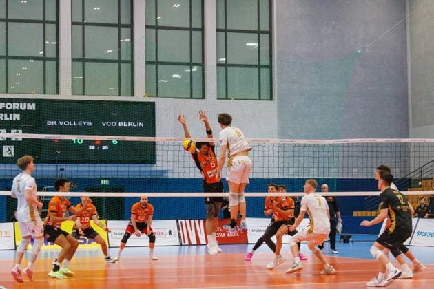 Gabriel Tyws VC Olympia Berlin, 05 smashes the ball over the net, Nehemiah Mote BR Volleys, 05 tries to fend off, BRVolleys vs VC Olympia Berlin, 1 Bundesliga, 2025 01 22 Berlin Berlin Land Copyright: xFootxBowl ThomasxSobotzkix
