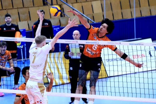 DEU, DVV, 1 VBL, BR Volleys vs VC Olympia Berlin, 22 01 2025, Sportforum, Berlin, DEU, DVV, 1 VBL, BR Volleys vs VC Olympia Berlin, in the picture Neheimjah Mote BR Volleys 5 , Kirsch, Benjamin VC Olympia Berlin 7 Photo Juergen Engler nordphoto GmbH nordphotoxGmbHx xEngler nph00076