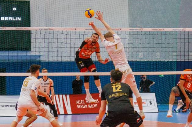 Jan Forna BR Volleys, 12 has smashed the ball over the net, BRVolleys vs VC Olympia Berlin, 1 Bundesliga, 2025 01 22 Berlin Berlin Land Copyright: xFootxBowl ThomasxSobotzkix