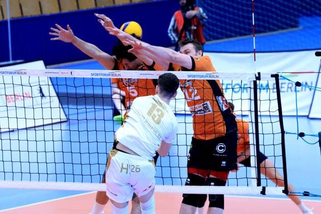 DEU, DVV, 1 VBL, BR Volleys vs VC Olympia Berlin, 22 01 2025, Sportforum, Berlin, DEU, DVV, 1 VBL, BR Volleys vs VC Olympia Berlin, in the picture Neheimjah Mote BR Volleys 5 , Jan Fornal BR Volleys 12 , Schmiedeke, Kilian VC Olympia Berlin 13 Photo Juergen Engler nordphoto GmbH nordphotoxGmbHx xEngler nph00076