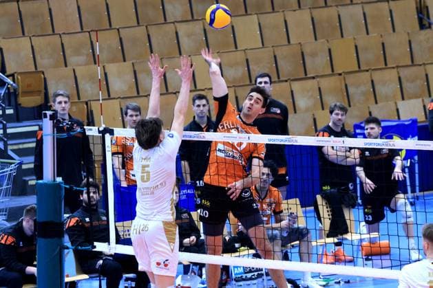 DEU, DVV, 1.VBL, BR Volleys vs. VC Olympia Berlin, 22.01.2025, Sportforum, Berlin, DEU, DVV, 1.VBL, BR Volleys vs. VC Olympia Berlin, im Bild Daniel Malescha (BR Volleys 10), Tyws, Gabriel (VC Olympia Berlin 5) Foto: Juergen Engler nordphoto GmbH nordphotoxGmbHx xEngler nph00076