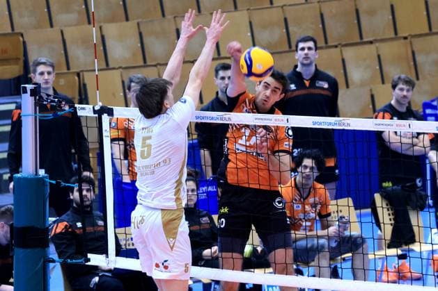 DEU, DVV, 1.VBL, BR Volleys vs. VC Olympia Berlin, 22.01.2025, Sportforum, Berlin, DEU, DVV, 1.VBL, BR Volleys vs. VC Olympia Berlin, im Bild Daniel Malescha (BR Volleys 10), Tyws, Gabriel (VC Olympia Berlin 5) Foto: Juergen Engler nordphoto GmbH nordphotoxGmbHx xEngler nph00076