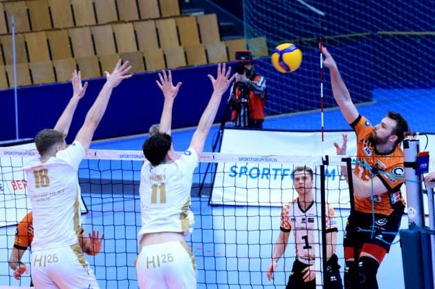 DEU, DVV, 1.VBL, BR Volleys vs. VC Olympia Berlin, 22.01.2025, Sportforum, Berlin, DEU, DVV, 1.VBL, BR Volleys vs. VC Olympia Berlin, im Bild Jan Fornal (BR Volleys 12), Koenig, Maximilian (VC Olympia Berlin 18), Wehner, Arthur (VC Olympia Berlin 11) Foto: Juergen Engler nordphoto GmbH nordphotoxGmbHx xEngler nph00076