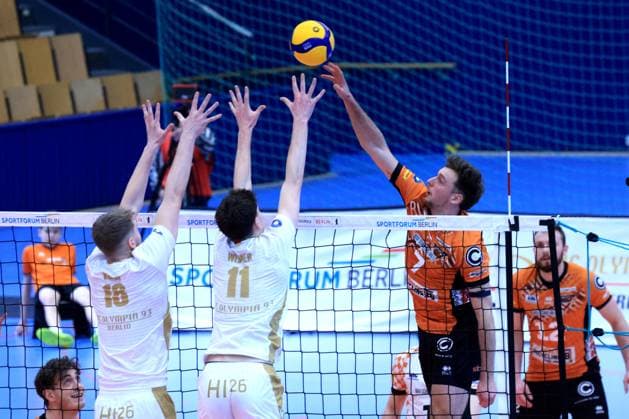 DEU, DVV, 1 VBL, BR Volleys vs VC Olympia Berlin, 22 01 2025, Sportforum, Berlin, DEU, DVV, 1 VBL, BR Volleys vs VC Olympia Berlin, in the picture Simon Plaskie BR Volleys 7 , Jan Fornal BR Volleys 12 ,, Koenig, Maximilian VC Olympia Berlin 18 , Wehner, Arthur VC Olympia Berlin 11 Foto Juergen Engler nordphoto GmbH nordphotoxGmbHx xEngler nph00076