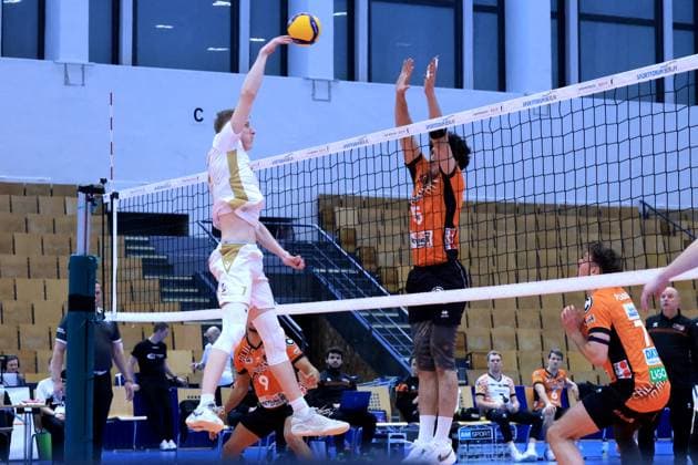 DEU, DVV, 1 VBL, BR Volleys vs VC Olympia Berlin, 22 01 2025, Sportforum, Berlin, DEU, DVV, 1 VBL, BR Volleys vs VC Olympia Berlin, in the picture Neheimjah Mote BR Volleys 5 , Kirsch, Benjamin VC Olympia Berlin 7 Photo Juergen Engler nordphoto GmbH nordphotoxGmbHx xEngler nph00076