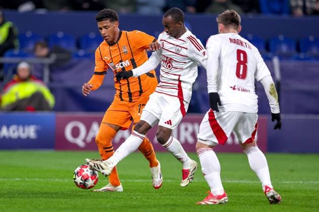 22 01 2025, Football, UEFA Champions League, Shakhtar Donetsk Stade Brestois 29, Arena AufSchalke Gelsenkirchen, Matchday 7 Season 2024 2025 Vinicius Tobias Shakhtar Donetsk 17 in duel against Kamory Doumbia Stade Brest 9 North Rhine-Westphalia Germany