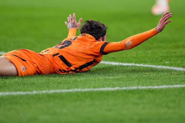 22 01 2025, Football, UEFA Champions League, Shakhtar Donetsk Stade Brestois 29, Arena AufSchalke Gelsenkirchen, Matchday 7 Season 2024 2025 Irakli Azarovi Shakhtar Donetsk 16 lies gesticulating on the pitch Penalty North Rhine-Westphalia Germany