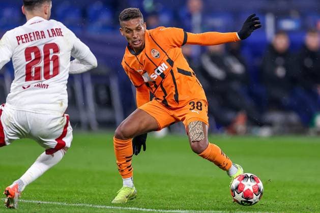 22 01 2025, Football, UEFA Champions League, Shakhtar Donetsk Stade Brestois 29, Arena AufSchalke Gelsenkirchen, Matchday 7 Season 2024 2025 Pedrinho Shakhtar Donetsk 38 in duel against Mathias Pereira Lage Stade Brest 26 North Rhine-Westphalia Germany