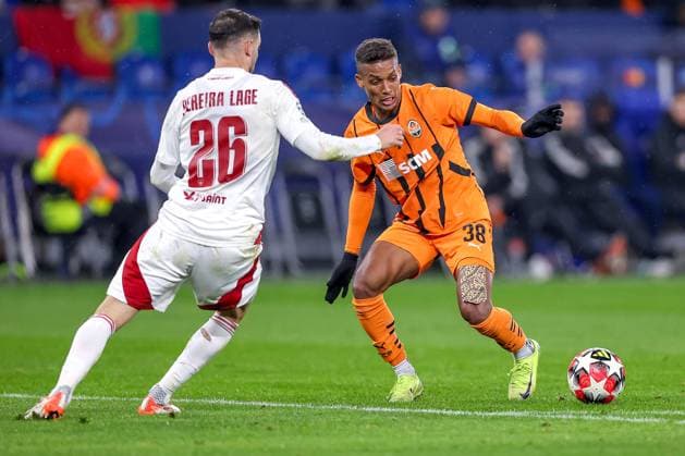 22 01 2025, Football, UEFA Champions League, Shakhtar Donetsk Stade Brestois 29, Arena AufSchalke Gelsenkirchen, Matchday 7 Season 2024 2025 Pedrinho Shakhtar Donetsk 38 in duel against Mathias Pereira Lage Stade Brest 26 North Rhine-Westphalia Germany