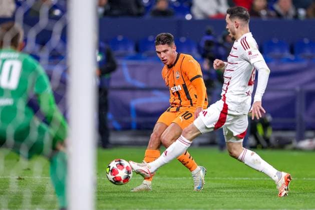 22 01 2025, Football, UEFA Champions League, Shakhtar Donetsk Stade Brestois 29, Arena AufSchalke Gelsenkirchen, Matchday 7 Season 2024 2025 Georgiy Sudakov Shakhtar Donetsk 10 in duel against Mathias Pereira Lage Stade Brest 26 North Rhine-Westphalia Germany