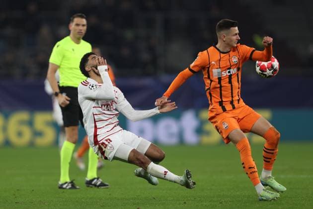 Mahdi Camara Stade Brest 29 uind Georgiy Sudakov Shakhtar Donetsk battle for the ball during the UEFA Champions League 2024 25 League Phase MD7 match between FC Shakhtar Donetsk and Stade Brestois 29 at Veltins Arena on January 22, 2025 in Gelsenkirchen, Germany Photo by Oliver Kaelke DeFodi Images Defodi 678 2025 01 21 OK SHASTA 1122 Defodi-678
