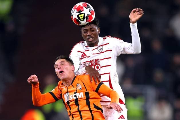 22 01 2025, Football, UEFA Champions League, Shakhtar Donetsk Stade Brestois 29, Arena AufSchalke Gelsenkirchen, Matchday 7 Season 2024 2025 Header Header duel Abdoulaye Ndiaye Stade Brest 3 in duel against Georgiy Sudakov Shakhtar Donetsk 10 North Rhine-Westphalia Germany