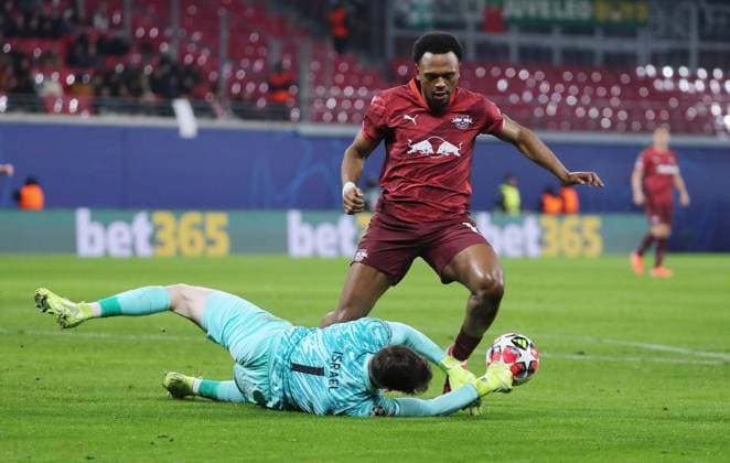 Goalkeeper Franco Israel, Lois Openda duel Match scene Action Sport Football Soccer UEFA Champions League UCL Men 7 Matchday Season 2024 2025 22 01 2025 Rasen Ballsport RB Leipzig RBL vs Sporting Lisbon DFL regulations prohibit any use of photographs as image sequences and or quasi video