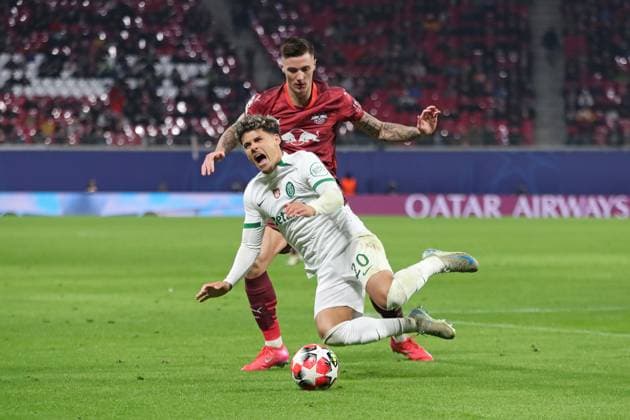 UEFA Champions League RB Leipzig vs Sporting Lisbon, 22 01 25 Maxi Araujo 20, Sporting Lisbon goes down in duel with Benjamin Sesko 30, RB Leipzig Football, UEFA Champions League, Season 2024 2025 RB Leipzig vs Sporting Lisbon on 22 01 25 at Red Bull Arena, Leipzig Copyright: xBEAUTIFULxSPORTS JanxKaeferx