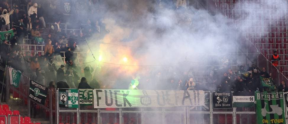 RB Leipzig - Sporting Lissabon Champions League Leipzig, 22.01.2025, Red Bull Arena, Fußball, UEFA Champions League, Spieltag 7 , RB Leipzig vs. Sporting CP Lissabon , Pyro, Bengalos, Rauch und Nebel im Fanblock von Sporting. Trotz UEFA Support-Verbot für die Sportingfans fanden ein paar Hundert den Weg nach Leipzig , Nur zur redaktionellen Nutzung. Only editorial use. , Mit den abgebildeten Person (en) gibt es kein Model Release Einverständniserklärung. PICTURE POINT übernimmt keine Haftung bei Verletzung der Persönlichkeitsrechte. , Picture Point