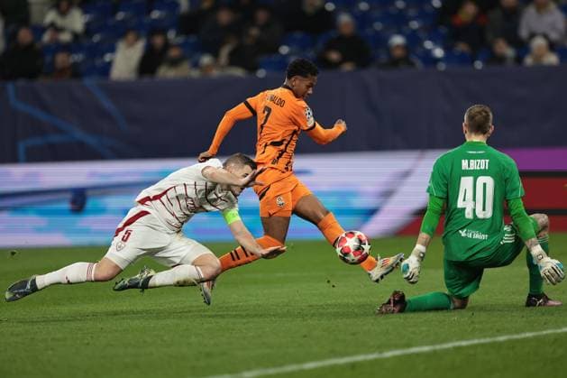 Brendan Chardonnet Stadew Brest 29 , Eguinaldo Shakhtar Donetsk and Marco Bizot Stadew Brest 29 from left during the match of the Champions League season 2024 25 Shakhtar Donetsk Stade Brest Copyright Thomas Pakusch Copyright: Thomas Pakusch