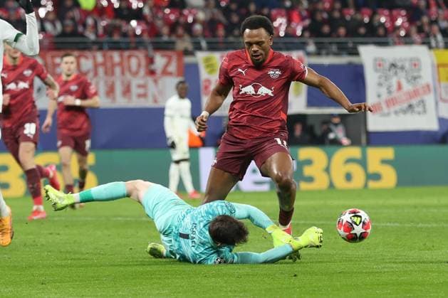 22 01 2025, xtgx, Football, UEFA Champions League, RB Leipzig Sporting Lisbon emspor, v l Franco Israel Lisbon, 1 parade, holds the ball, catches the ball, parried by Lois Openda Leipzig, 11 DFL DFB REGULATIONS PROHIBIT ANY USE OF PHOTOGRAPHS as IMAGE SEQUENCES and or QUASI VIDEO Leipzig