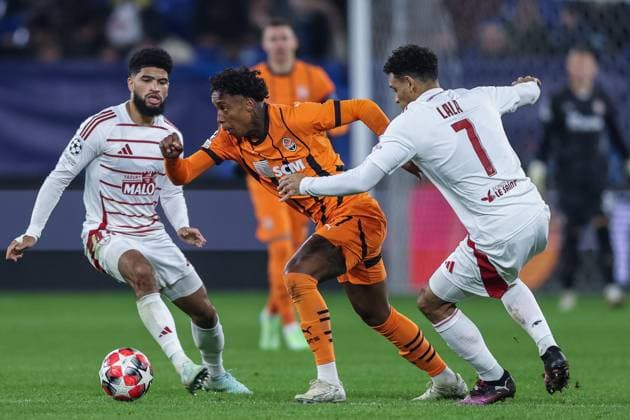 Soccer UEFA Champions League matchday 7 Shakhtar Donetsk Stade Brest on 22 01 2025 at Arena AufSchalke in Gelsenkirchen Mahdi Camara Brest , left Kevin Donetsk , center Kenny Lala Brest , right xJRx