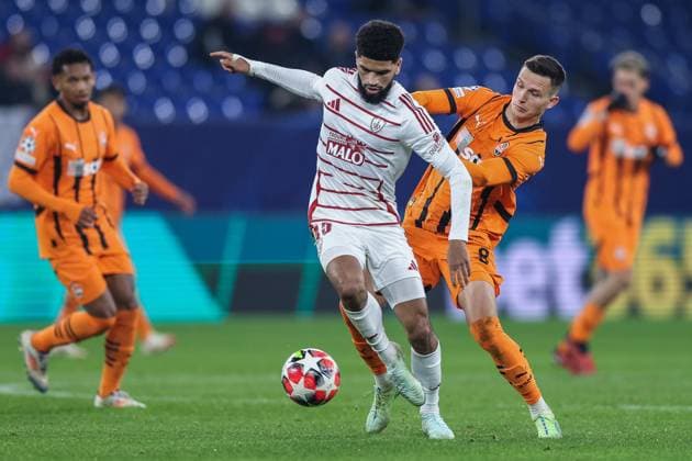 Soccer UEFA Champions League matchday 7 Shakhtar Donetsk Stade Brest on 22 01 2025 at Arena AufSchalke in Gelsenkirchen Mahdi Camara Brest , left Dmytro Kryskiv Donetsk , right xJRx