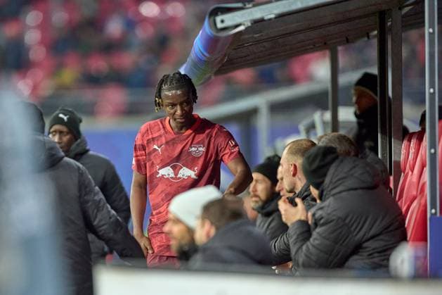 22 01 2025, Football, Men, Champions League, League phase, 2024 2025, Matchday 7, RB Leipzig Sporting Lisbon Amadou Haidara 8, RB Leipzig , claps with the bench after substitution Leipzig Red Bull Arena Saxony Germany