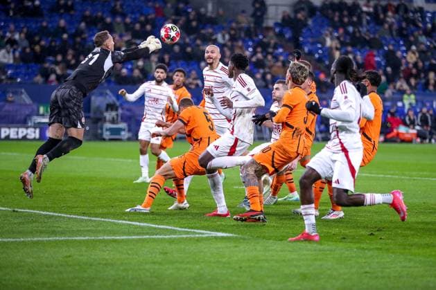 22 01 2025, Football, UEFA Champions League, Shakhtar Donetsk Stade Brestois 29, Arena AufSchalke Gelsenkirchen, Matchday 7 Season 2024 2025 Goalkeeper Dmytro Riznyk Shakhtar Donetsk 31 saves a ball in the penalty area Parade penalty area action North Rhine-Westphalia Germany
