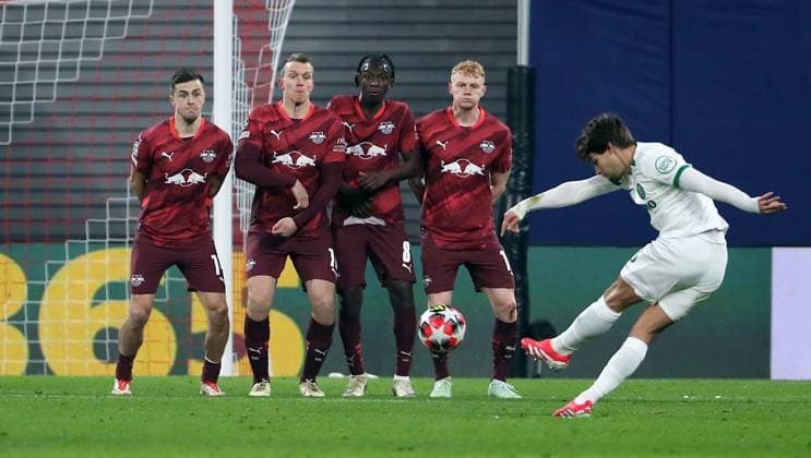 Free kick wall Christoph Baumgartner, Lukas Klostermann, Amadou Haidara, Nicolas Seiwald, Daniel Braganca shoots duel Match scene Action Sport Football Soccer UEFA Champions League UCL Men 7 Matchday Season 2024 2025 22 01 2025 Rasen Ballsport RB Leipzig RBL vs Sporting Lisbon DFL regulations prohibit any use of photographs as image sequences and or quasi video