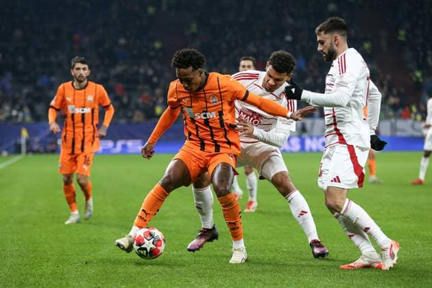 Kevin Shakhtar Donetsk , Kenny Lala Stade Brest 29 and Romain Del Castillo Stade Brest 29 battle for the ball during the UEFA Champions League 2024 25 League Phase MD7 match between FC Shakhtar Donetsk and Stade Brestois 29 at Veltins Arena on January 22, 2025 in Gelsenkirchen, Germany Photo by Oliver Kaelke DeFodi Images Defodi 678 2025 01 21 OK SHASTA 1518 Defodi-678