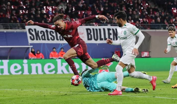 Yussuf Poulsen scores the goal for 2 1 against goalkeeper Franco Israel duel Match scene Action Sport Football Soccer UEFA Champions League UCL Men 7 Matchday Season 2024 2025 22 01 2025 Rasen Ballsport RB Leipzig RBL vs Sporting Lisbon DFL regulations prohibit any use of photographs as image sequences and or quasi video