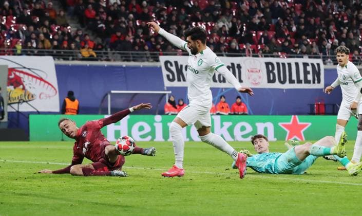 Yussuf Poulsen scores the goal for 2 1 against Ricardo Esgaio, goalkeeper Franco Israel duel Match scene Action Sport Soccer Football UEFA Champions League UCL Men 7 Matchday Season 2024 2025 22 01 2025 Rasen Ballsport RB Leipzig RBL vs Sporting Lisbon DFL regulations prohibit any use of photographs as image sequences and or quasi video