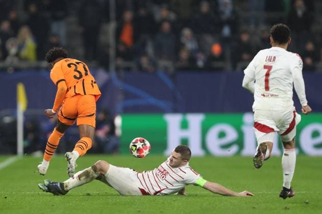 Kevin Shakhtar Donetsk and Brendan Chardonnet Stade Brest 29 battle for the ball during the UEFA Champions League 2024 25 League Phase MD7 match between FC Shakhtar Donetsk and Stade Brestois 29 at Veltins Arena on January 22, 2025 in Gelsenkirchen, Germany Photo by Oliver Kaelke DeFodi Images Defodi 678 2025 01 21 OK SHASTA 1597 Defodi-678